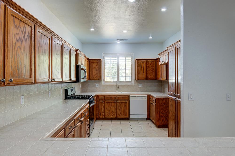684 W Orange St, Kingsburg, CA 93631