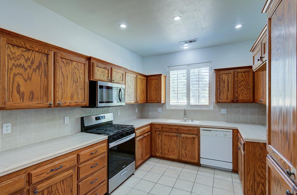 684 W Orange St, Kingsburg, CA 93631