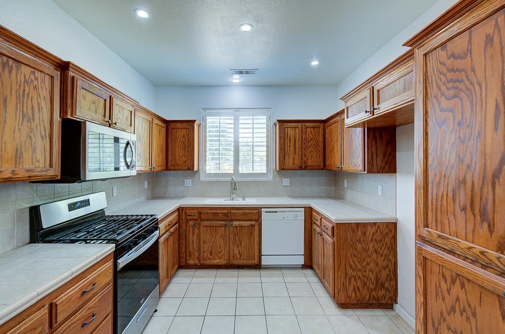 684 W Orange St, Kingsburg, CA 93631