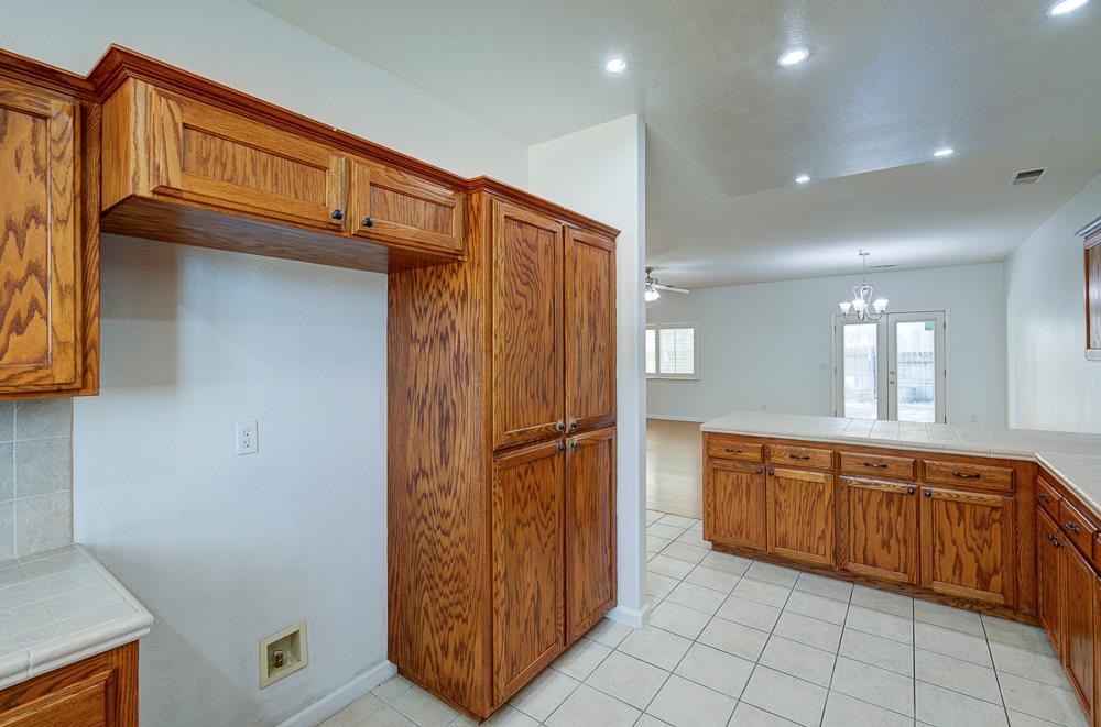 684 W Orange St, Kingsburg, CA 93631