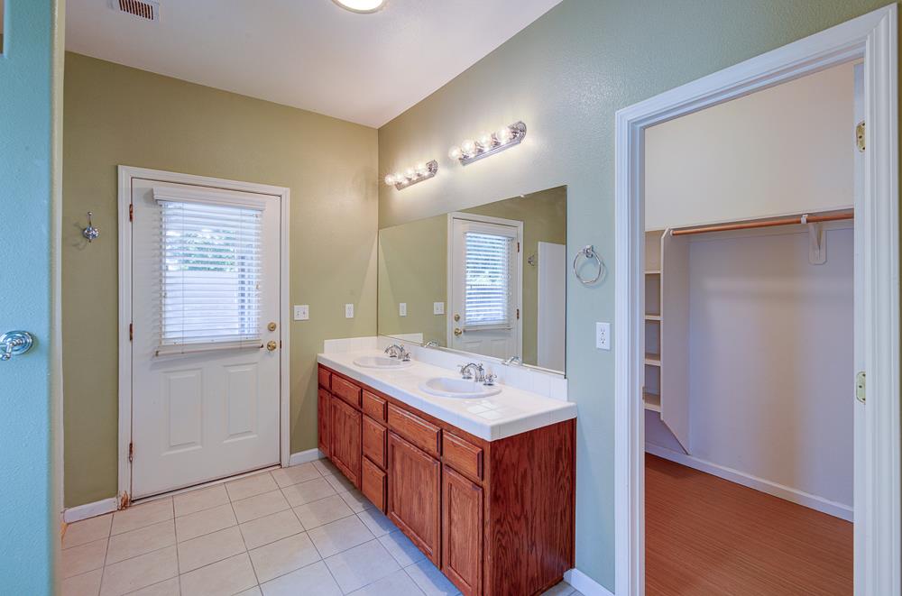 684 W Orange St, Kingsburg, CA 93631