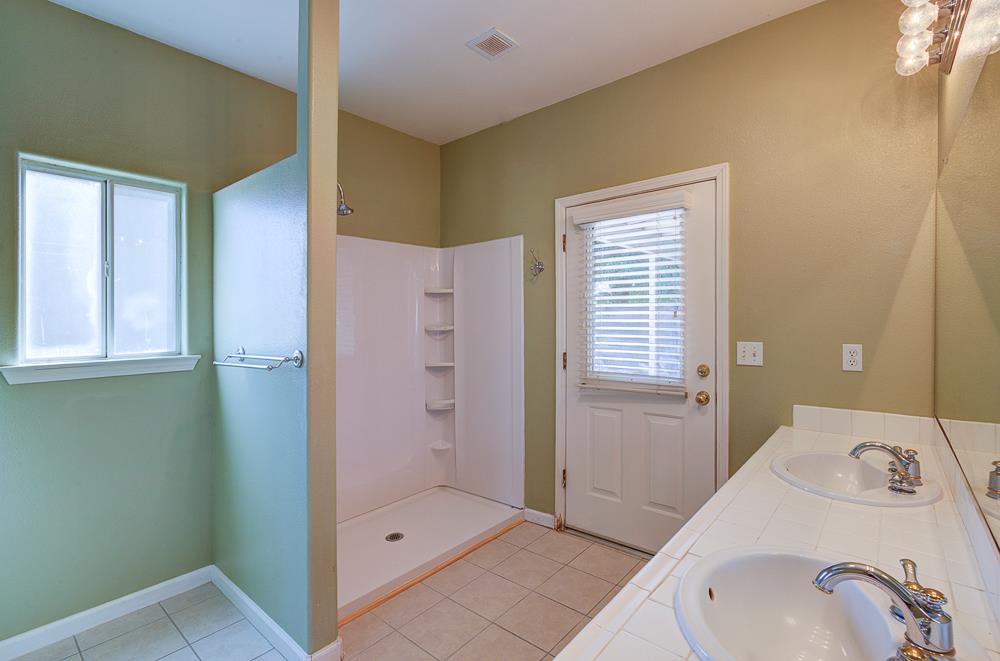 684 W Orange St, Kingsburg, CA 93631