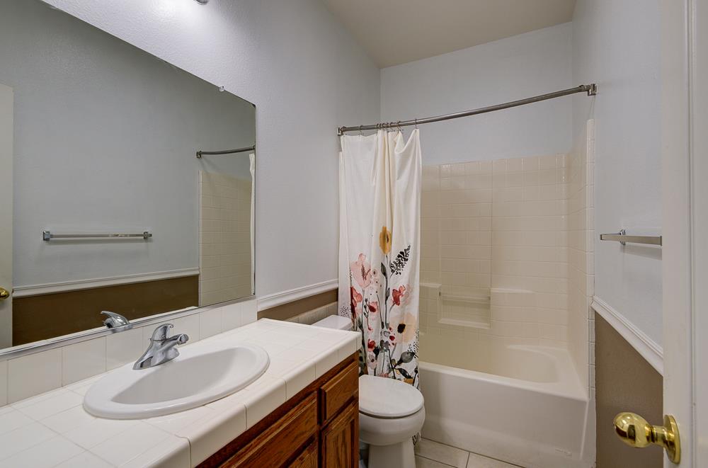 684 W Orange St, Kingsburg, CA 93631