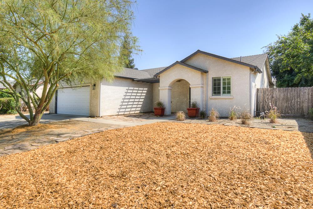 684 W Orange St, Kingsburg, CA 93631