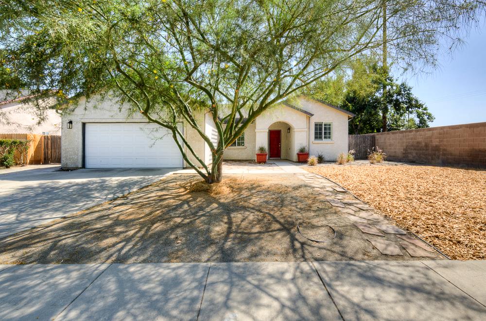 684 W Orange St, Kingsburg, CA 93631
