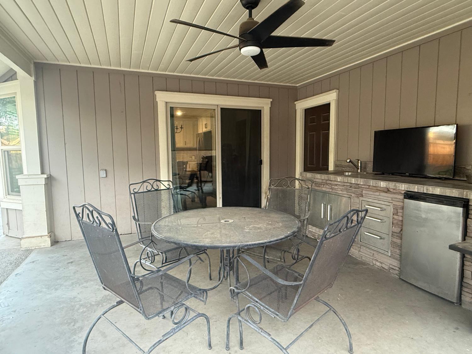 2501 Carolyn St, Kingsburg, CA 93631