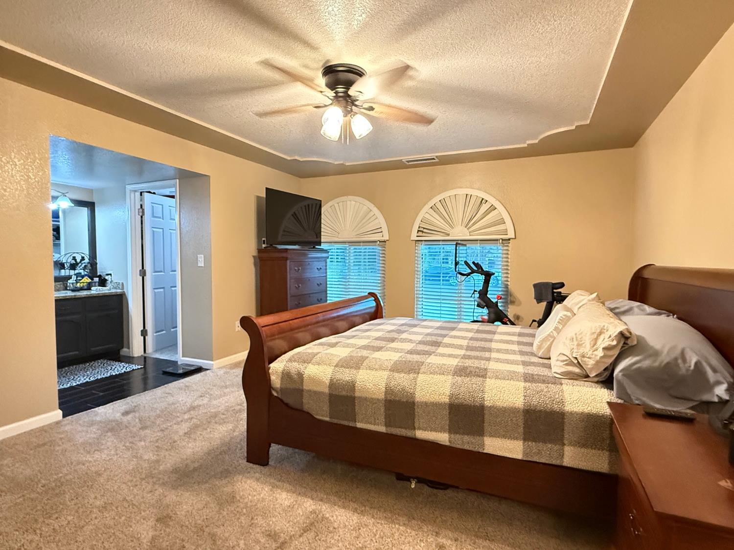 2501 Carolyn St, Kingsburg, CA 93631